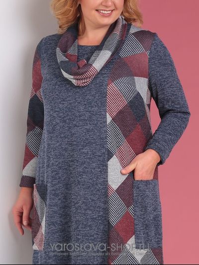 Серое платье с клетчатыми красными вставками и карманами