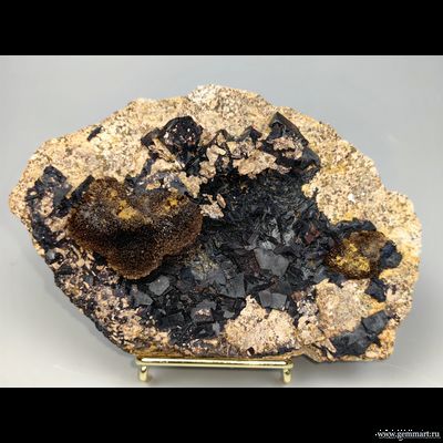 Флюорит и радиально-лучистый гетит на породе. Украина.