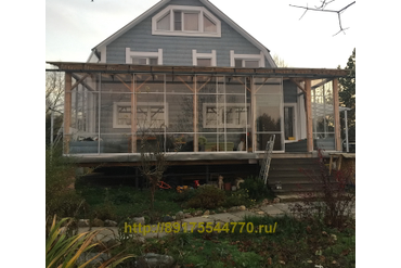 004 Двери шкафов-купе можно использовать даже не по их прямому назначению, а, например, вот так, для остекления веранды дома. Одним из своих соседей по даче мы сделали и получилось всё это так.
