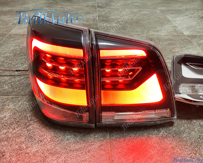 Cтопы Toyota Land Cruiser 200 07-15 в стиле 21 года LED (дымчатые серые)