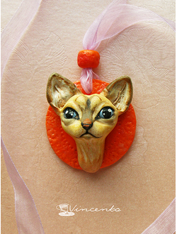 Котёнок Ахтай. Авторская подвеска-кошка (кулон с котёнком) из полимерной глины