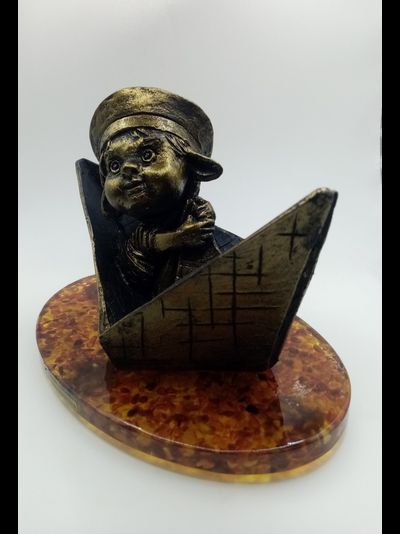 Витя сын хомлинов большой на подставке.