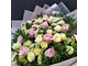 Нежный недорогой букет из кустовых роз, розовых роз, статицы и листьев фисташки