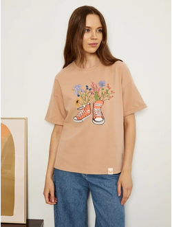 ЖЕНСКАЯ ФУТБОЛКА БЕЖЕВЫЙ "ЦВЕТОЧНЫЕ КЕДЫ"