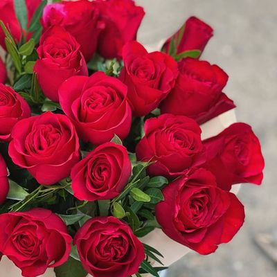 Шляпная коробка из 21 красной розы