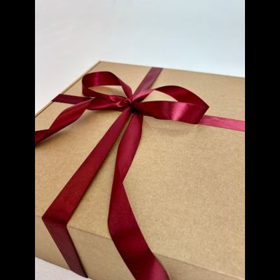 Большая подарочная коробка GILEV 37x37x14 см с бордовой лентой и наполнителем крафт