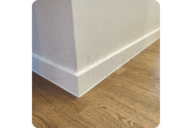 Свежий контраст: установка белого плинтуса создает эффектный контраст с темными или яркими элементами интерьера, делая их более выразительными.