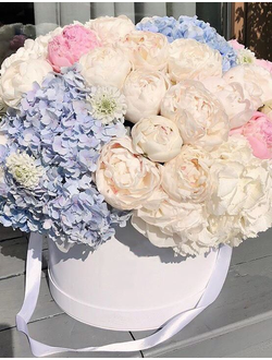 Шляпная коробка с гортензией и пионами