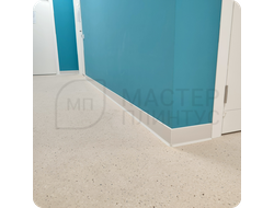 Плинтус ХДФ Dollken S100 100мм Х 2,575 м 1248/1145 Бело-серый в интерьере 5