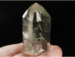 Кварц горный хрусталь с фантомами и хлоритом, кристалл полированный, Бразилия (54*30*22 мм, 61 г) №36860