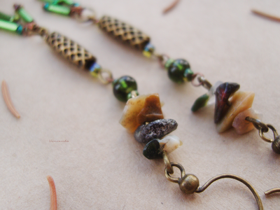 "Сокровище хвойного леса", бохо-серьги с кварцем и чешским бисером