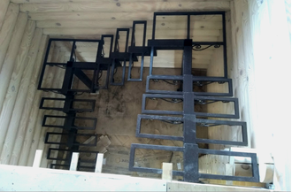 Одинарный " Елочка " с коваными подступенками на каркасе