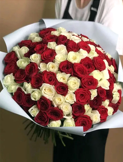 101 роза микс: красные и белые