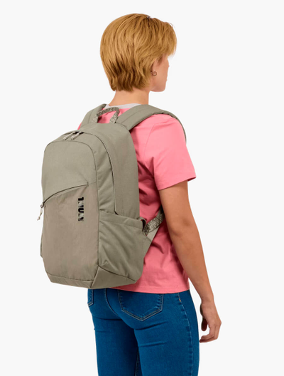 Thule Notus 20L Vetiver Grey на девушке