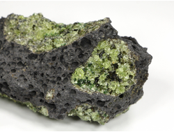 Хризолит (Перидот, Оливин) кристаллы на породе, США (100*42*33 мм, 154 г) №27235