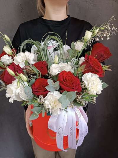 Композиция в шляпной коробке