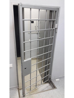 Решетчатые двери на лестничную площадку 02