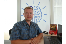 Денис Макаров, 32 года, нейротренер в центре «Сила мысли». Прошёл курс обучения по работе с программой Home-of-Attention, с подтверждением права на проведение БОС-тренингов