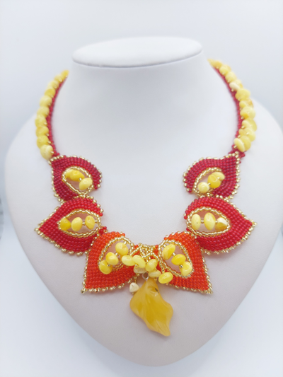 Колье "Листики" из Чешского бисера и янтаря, с кулоном из матового янтаря