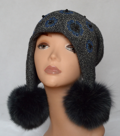 Вязаная шапка ушанка с помпонами и стразами Сваровски фото