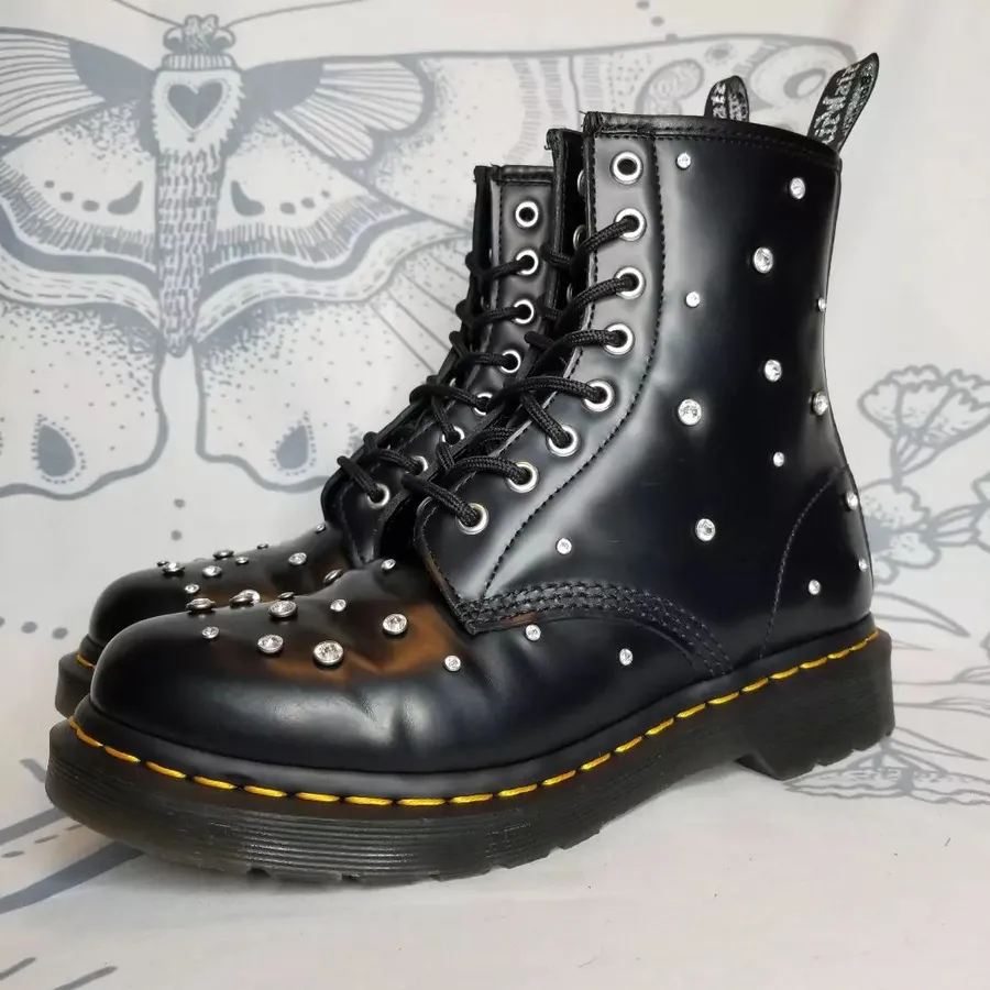 Черные ботинки DR. Martens из натуральной кожи подойдут к любому образу и представлены в размере от 36 до 45.