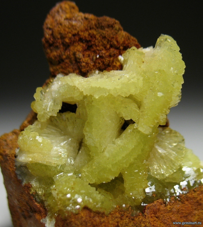 Адамит на породе. 31*31*19мм.