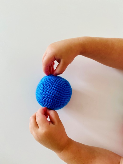 «Мнушки» — мягкие мячики для зимних игр и развития детей