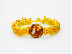 Браслет из Чешского бисера  с янтарем , кабошоном из ювелирной смолы с янтарем