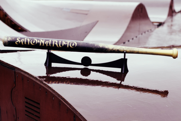 Бейсбольная бита с золотым напылением и надписью SAYONARUTO