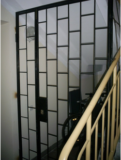 Металлические решетчатые тамбурные двери для технических и подъездных помещений