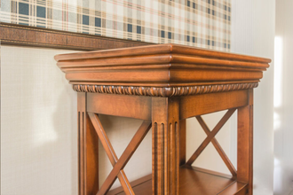 Этажерка низкая с одним нижним ящиком.