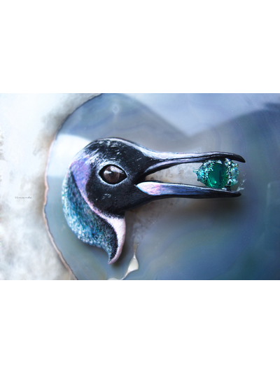 "Ледяной Пингвин Полярных Шаманов", волшебная брошь с изумрудом