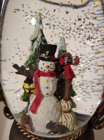 Новогодний музыкальный фонарик "Дед Мороз" со снегом и USB кабелем, 25х10х10см (6 видов)