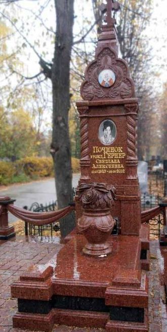 Памятник Часовня из красного гранита