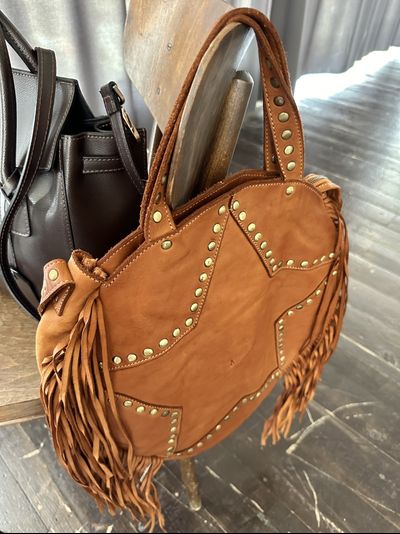 Женская сумка из натуральной вареной кожи с бахромой и заклепками Vera Pelle M&amp;Marie 026870 CAMEL