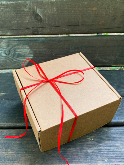 Подарочная коробка GILEV 16х16х8см с наполнителем и красной лентой