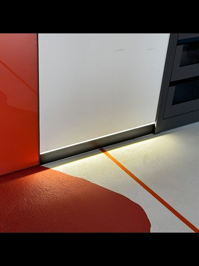 Плинтус скрытого монтажа PRO DESIGN 323 анодированный