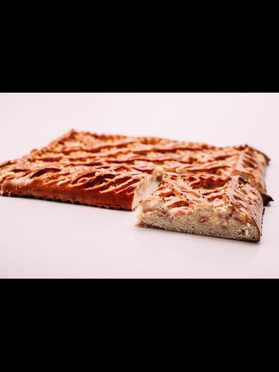 Пирог с ветчиной, сыром и маринованным огурцом