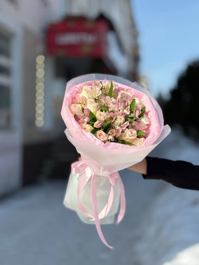 Стойкий букет с кенийской розой и альстромериями