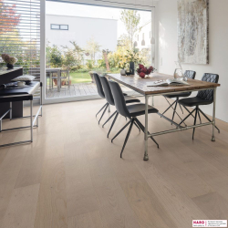 Декор паркетной доски Haro Дуб Кристально-Белый Маркант браш 1-пол, масло 538934 в интерьере кухни