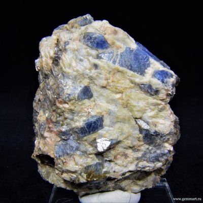 Корунд, синие кристаллы во вмещющей породе. 67*68*44мм
