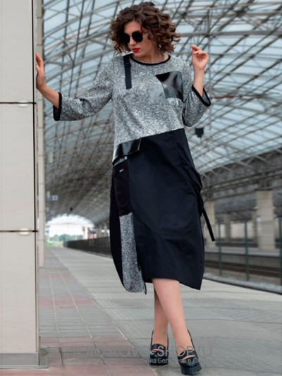 Двухцветное комбинированное трикотажное платье свободного кроя