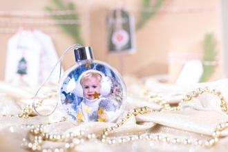 Новогодний шар с золотыми звездами