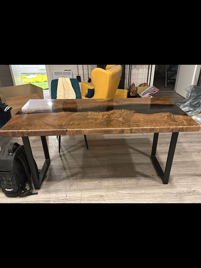 стол из горного тополя с рекой из эпоксидной смолы чёрного цвета