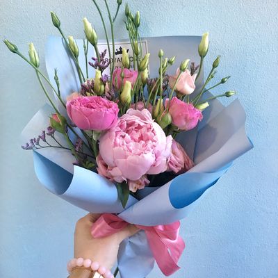 Букет с пионом и эустомой