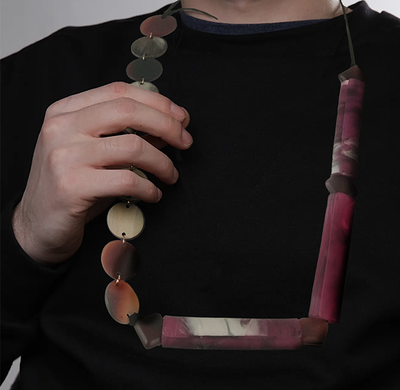 (АРТИКУЛ: 8991/02) КОЛЬЕ ЖЕНСКОЕ, С ПОДВЕСКАМИ  В БОРДОВО-СЕРЫХ ТОНАХ, ЮВЕЛИРНЫЙ ПЛАСТИК, МЕТАЛЛ, ЧЕРНЫЙ КОЖАНЫЙ ШНУРОК