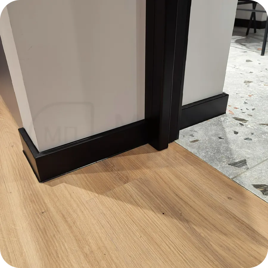 Современный минимализм: установка черного плинтуса Dollken Cubu Flex Life 80 для создания лаконичного интерьера.