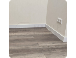 Плинтус ХДФ Dollken Cubu Flex Life 100мм Х 2,5 м 1013/5012 Белый в интерьере 1