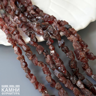 Гранат альмандин дикие малые кусочки 9-11,1х4-7 мм, цена за нить 19 см