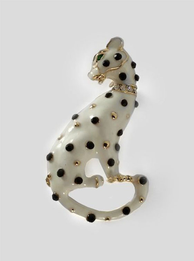 (АРТИКУЛ: 6493/31) БРОШКА ЖЕНСКАЯ "ЛЕОПАРД", СРЕДНЕГО РАЗМЕРА, ЭМАЛЬ БЕЛАЯ С ЗОЛОТОМ, ЧЕРНЫЕ И БЕЛЫЕ СТРАЗЫ